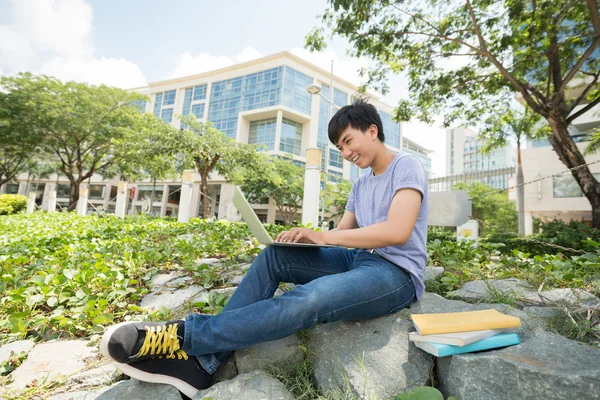 Op college campus — Stockfoto