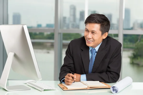 Uśmiechający się biznesmen w pracy — Zdjęcie stockowe