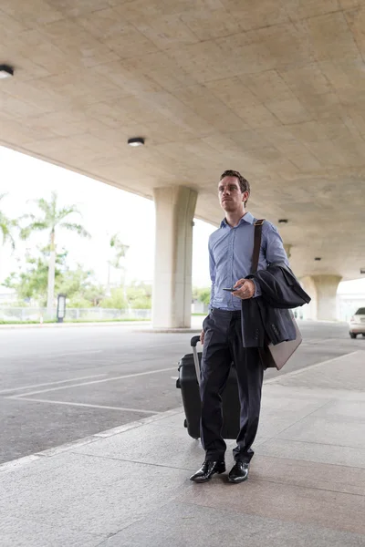 Empresario con una maleta — Foto de Stock