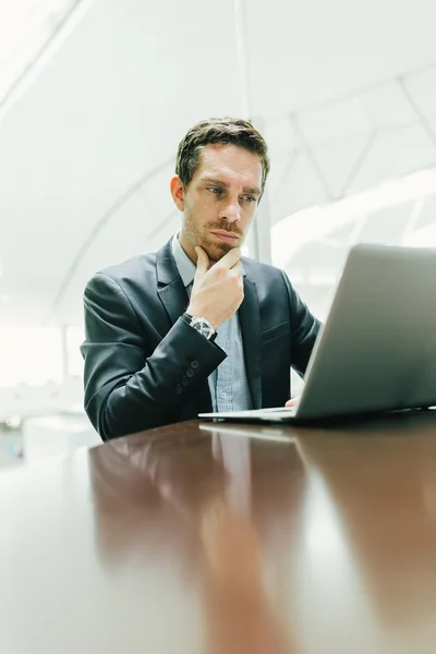 Fundersam affärsman — Stockfoto