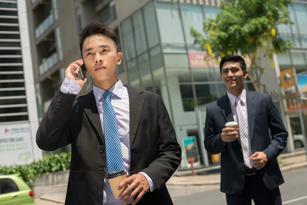 Affärsman som pratar i telefon — Stockfoto