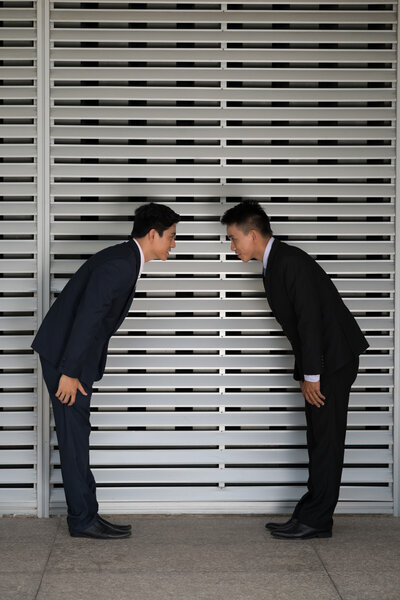 Азиатские бизнесмены кланяются
