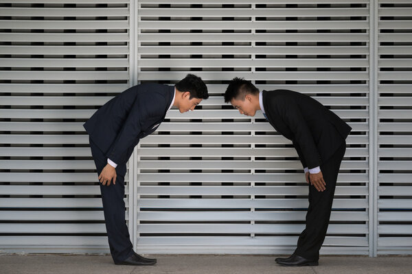 Бизнес-партнеры делают низкий поклон
