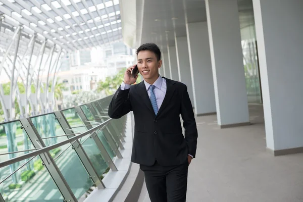 Homem de negócios vietnamita falando ao telefone — Fotografia de Stock