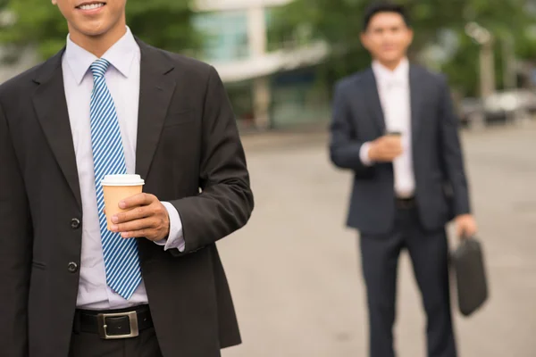 Hommes d'affaires avec tasses à café — Photo