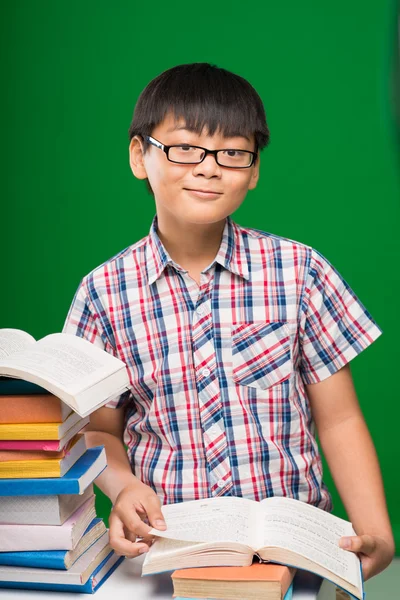 Asiático menino lendo um livro — Fotografia de Stock