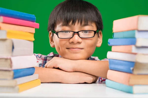 Rapaz da escola sorridente — Fotografia de Stock