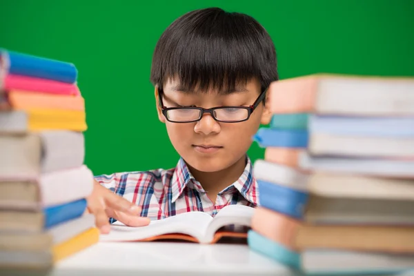 Vietnamita menino lendo um livro — Fotografia de Stock