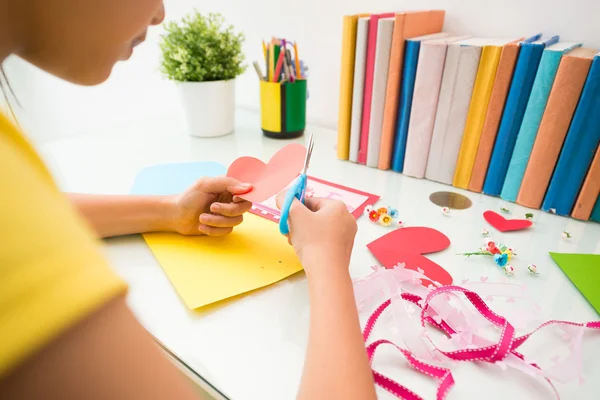 Chica cortando un corazón — Foto de Stock