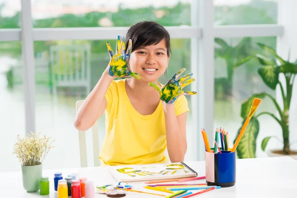 Schoolmeisje met geschilderde palm — Stockfoto