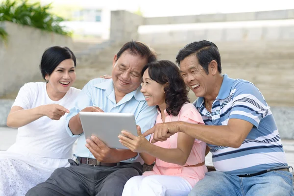 Pessoas idosas com tablet PC — Fotografia de Stock