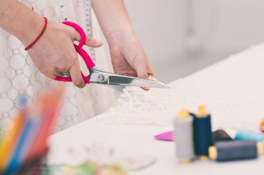 makas ile kadın kesim kumaş