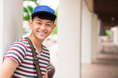 Asyalı öğrenci gülümseyen