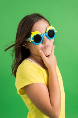 güneş gözlüklü genç kız