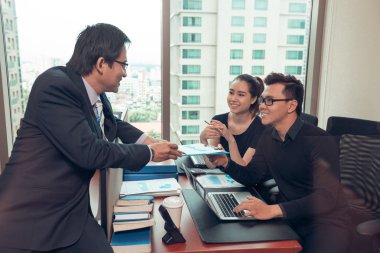 Ofiste konuşmak arkadaşları