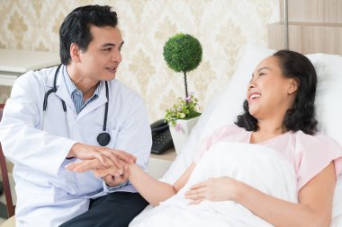 medico, sostenendo il suo paziente