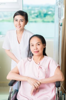Hemşire ve hasta tekerlekli