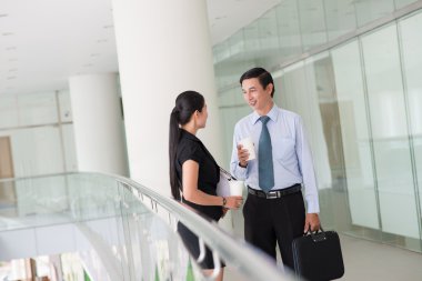 iş arkadaşlarınızla konuşurken ofis binası