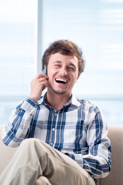 duygusal konuşmayı adam