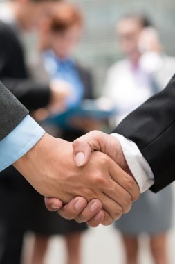 İş adamları el sıkışıyor