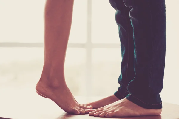 öpüşen bir çift bacak