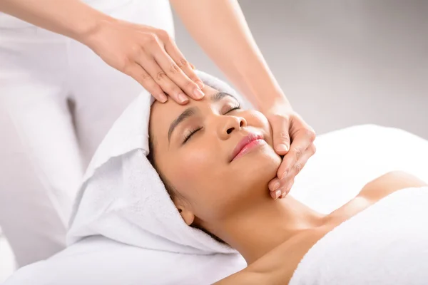 Kobieta korzystających masaż twarzy — Zdjęcie stockowe