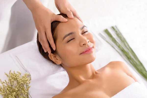 Mulher desfrutando de massagem spa — Fotografia de Stock