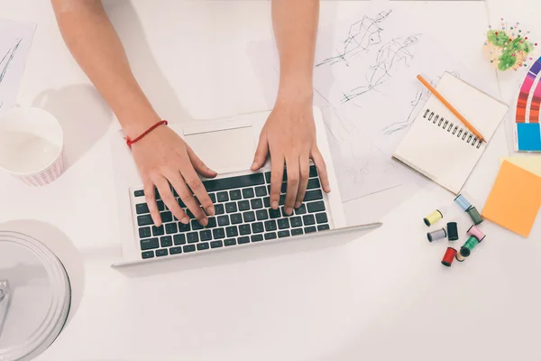 Diseñador de moda trabajando en portátil — Foto de Stock