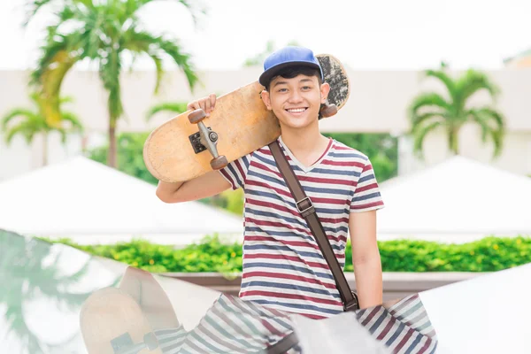 Jonge man met een skateboard — Stockfoto