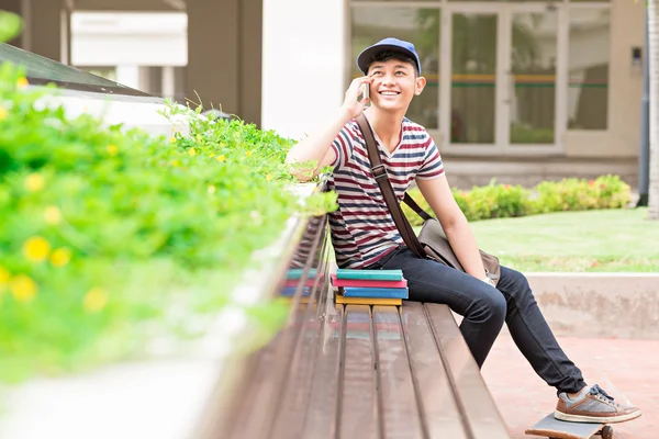 Alegre estudiante masculino — Foto de Stock