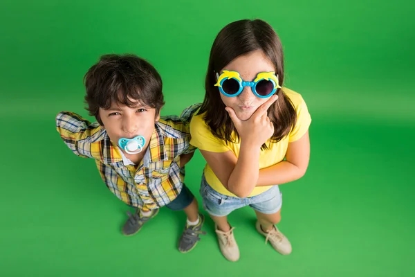 Niño y niña posando — Foto de Stock