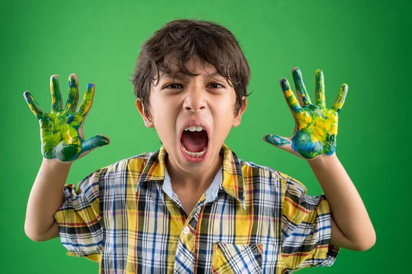 Wütender Junge mit farbigen Handflächen — Stockfoto