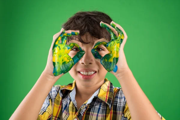 Chlapec s malovanými rukama — Stock fotografie