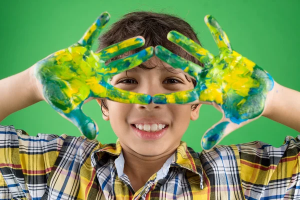 Pojke med målade händer — Stockfoto