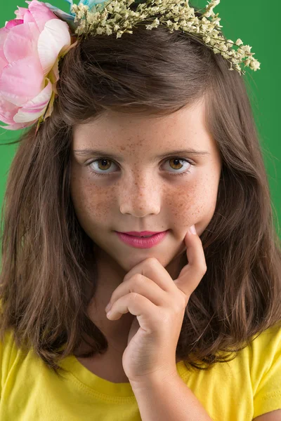 Menina em uma grinalda — Fotografia de Stock