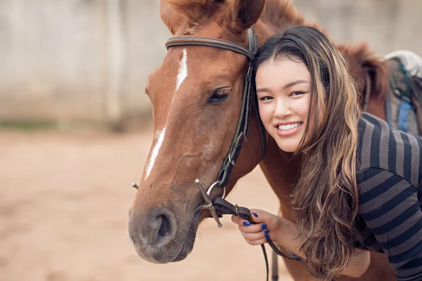 Pónei e menina castanha — Fotografia de Stock