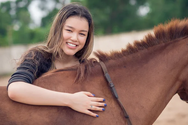 Lachende meisje met een baai paard — Stockfoto