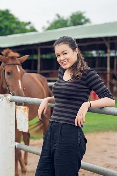 Vrolijke cowgirl — Stockfoto