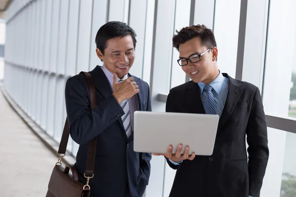 Empresario mostrando algo en la computadora portátil — 图库照片