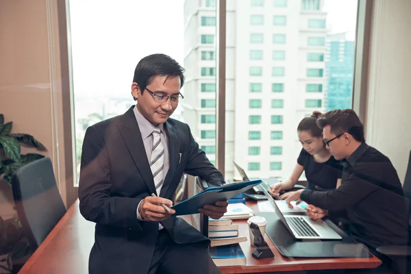Manager reading a document — Stock Photo, Image