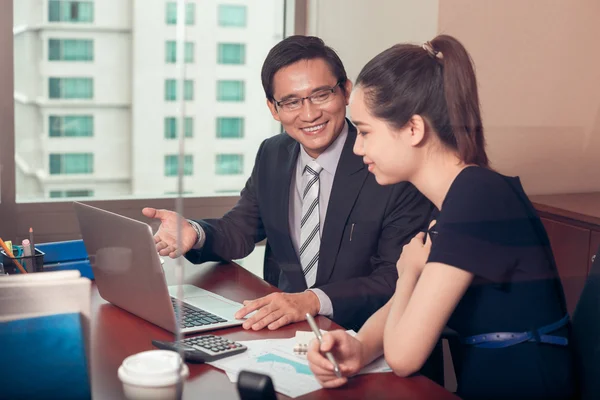 Businessman teaching his young employee — Stock Photo, Image