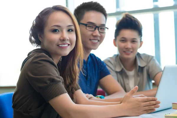 Högskolestudent som arbetar på bärbar dator — Stockfoto