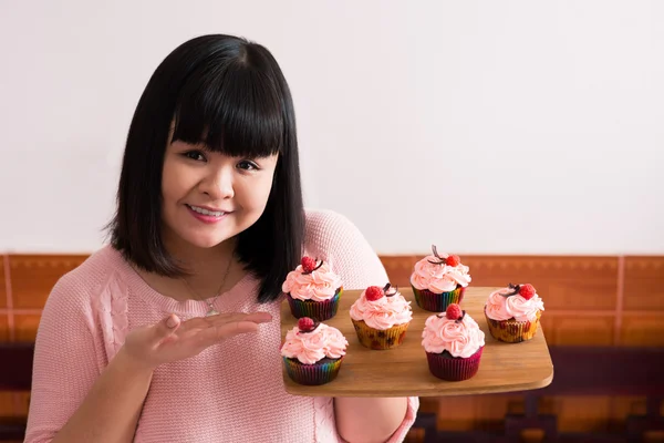 Baker segurando bandeja com cupcakes — Fotografia de Stock