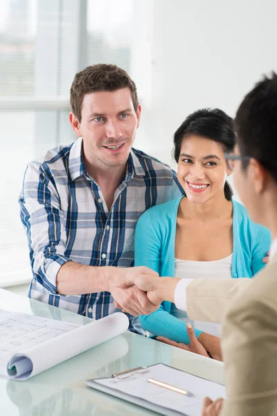 Real estate broker and his client — Stock Photo, Image