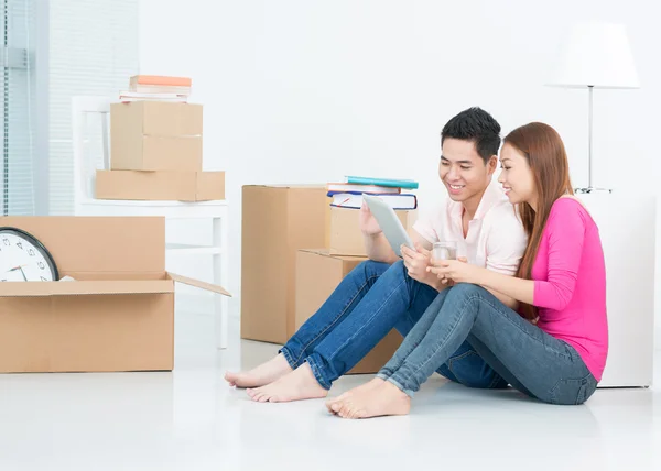 Couple using digital tablet — Stock Photo, Image