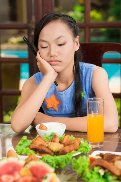 Gelangweiltes Mädchen mit Essstäbchen — Stockfoto