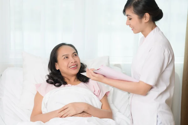 Sjuksköterska talar med patienten — Stockfoto