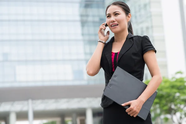 携帯電話で話している女性のビジネス — ストック写真