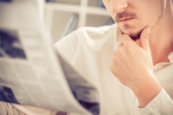 Hombre leyendo periódico — Foto de Stock