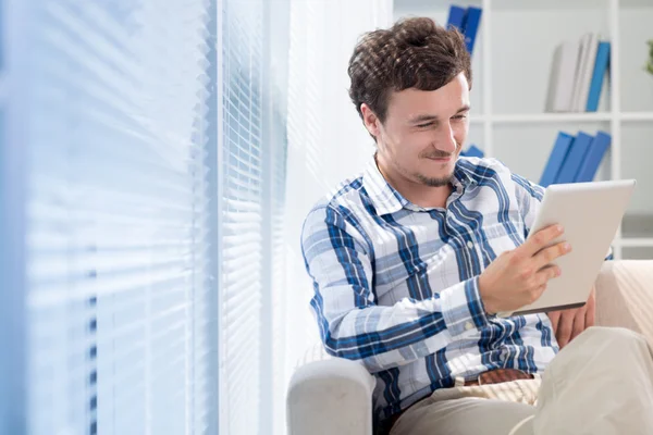 Homem com tablet digital — Fotografia de Stock